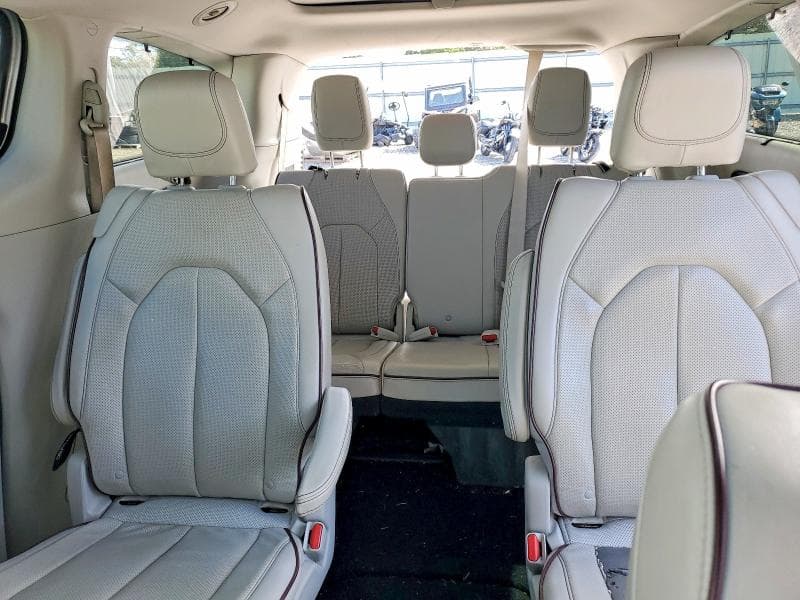 2019 CHRYSLER PACIFICA LIMITED 10