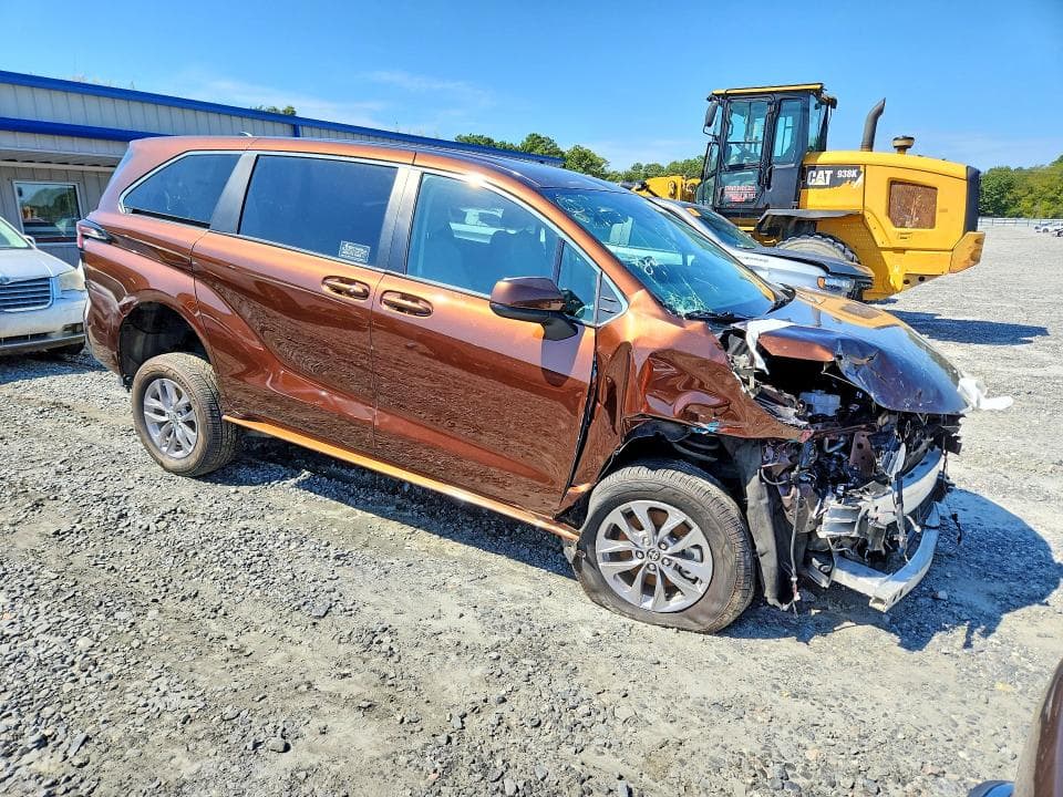 2024 TOYOTA SIENNA LE 4