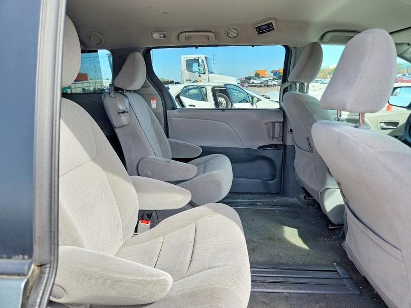 2018 TOYOTA SIENNA LE 11