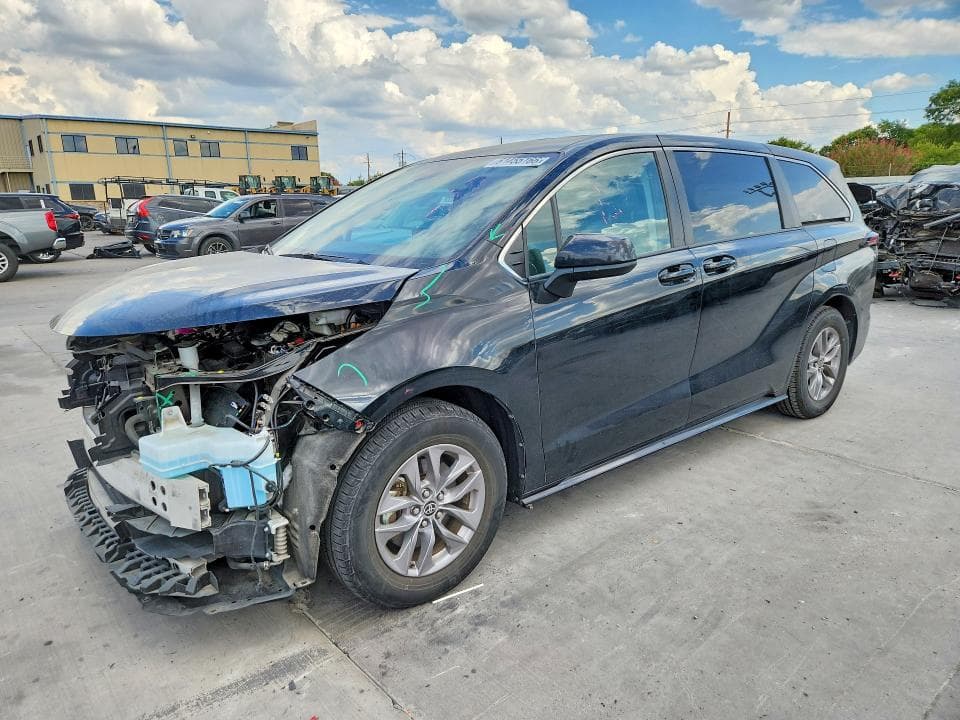 2022 TOYOTA SIENNA LE - 1