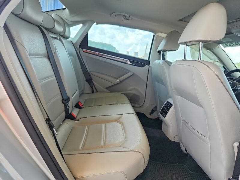 2018 VOLKSWAGEN PASSAT SE 10