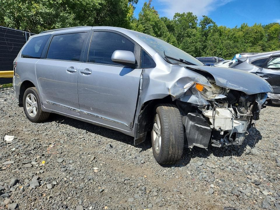 2017 TOYOTA SIENNA LE 4