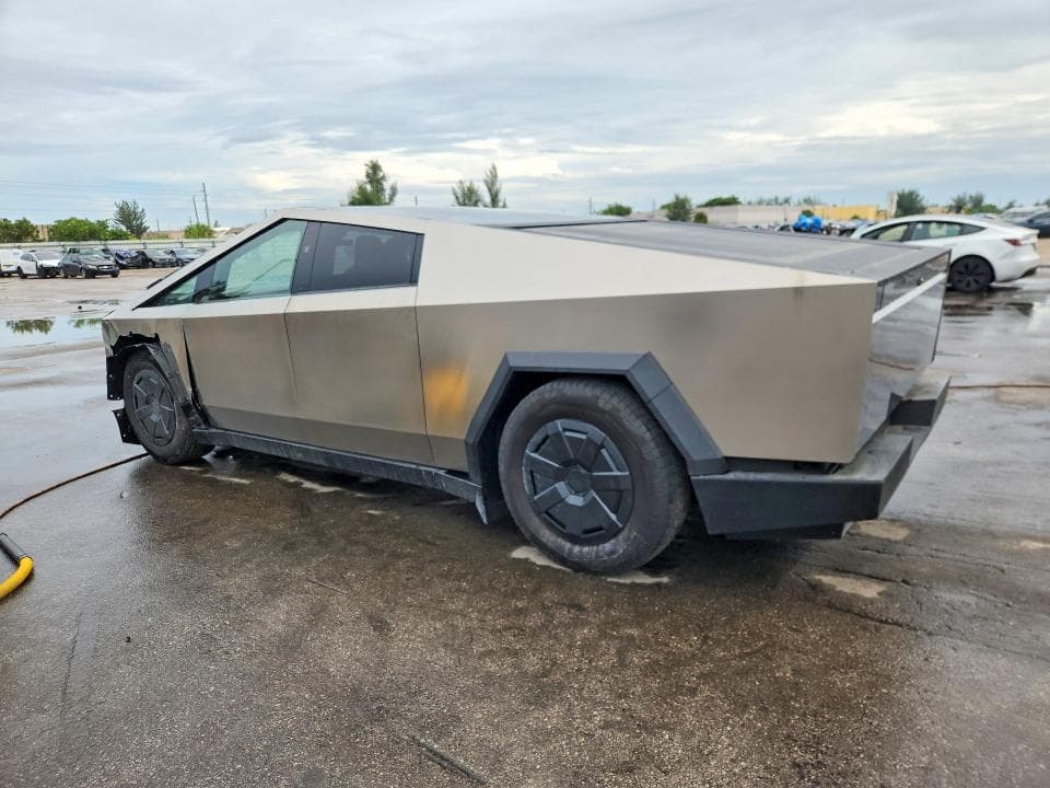 2024 TESLA CYBERTRUCK 2
