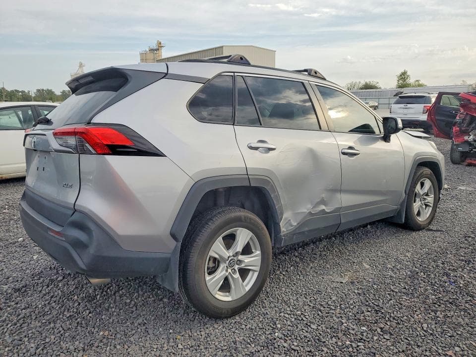 2021 TOYOTA RAV4 XLE 3