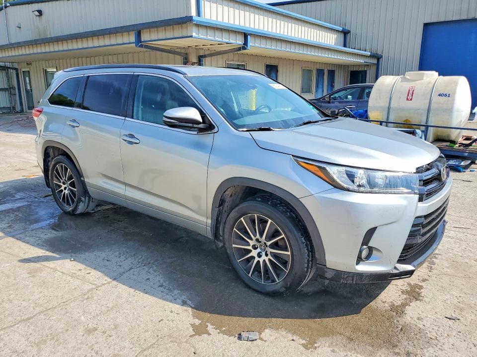 2017 TOYOTA HIGHLANDER SE 4