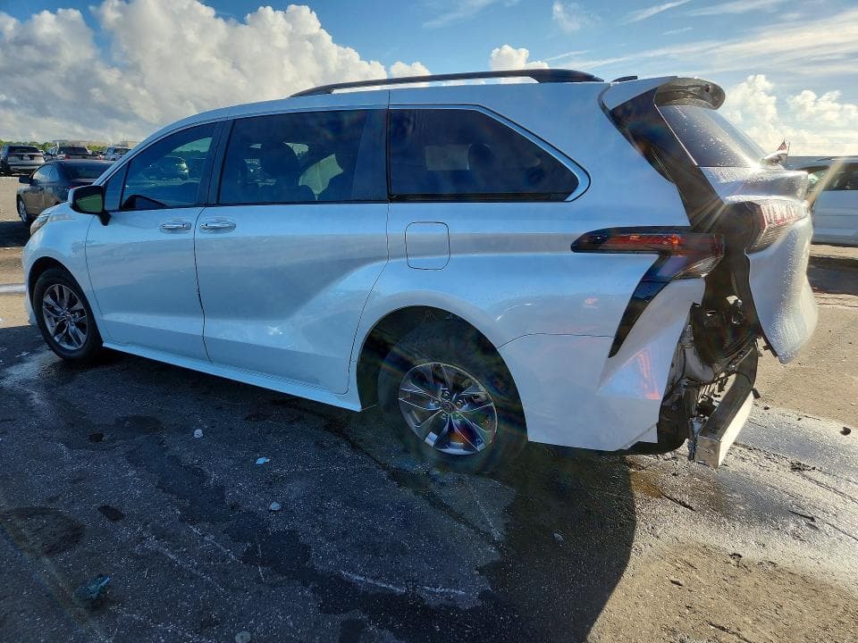 2023 TOYOTA SIENNA XLE 2