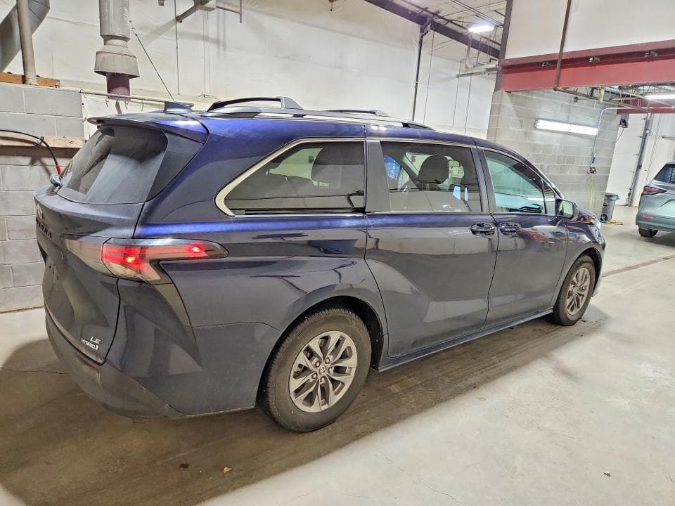 2024 TOYOTA SIENNA LE 3