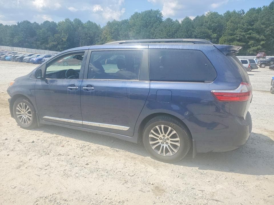 2018 TOYOTA SIENNA XLE 8-PASSENGER 2