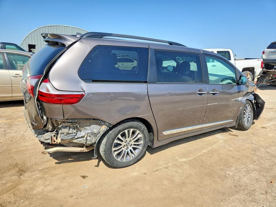 2019 TOYOTA SIENNA XLE 8-PASSENGER 3
