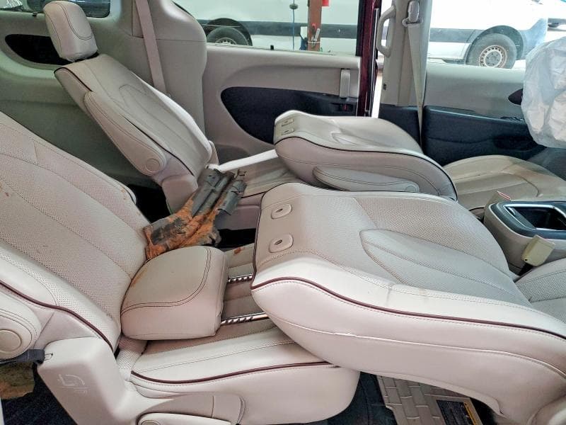 2017 CHRYSLER PACIFICA LIMITED 10