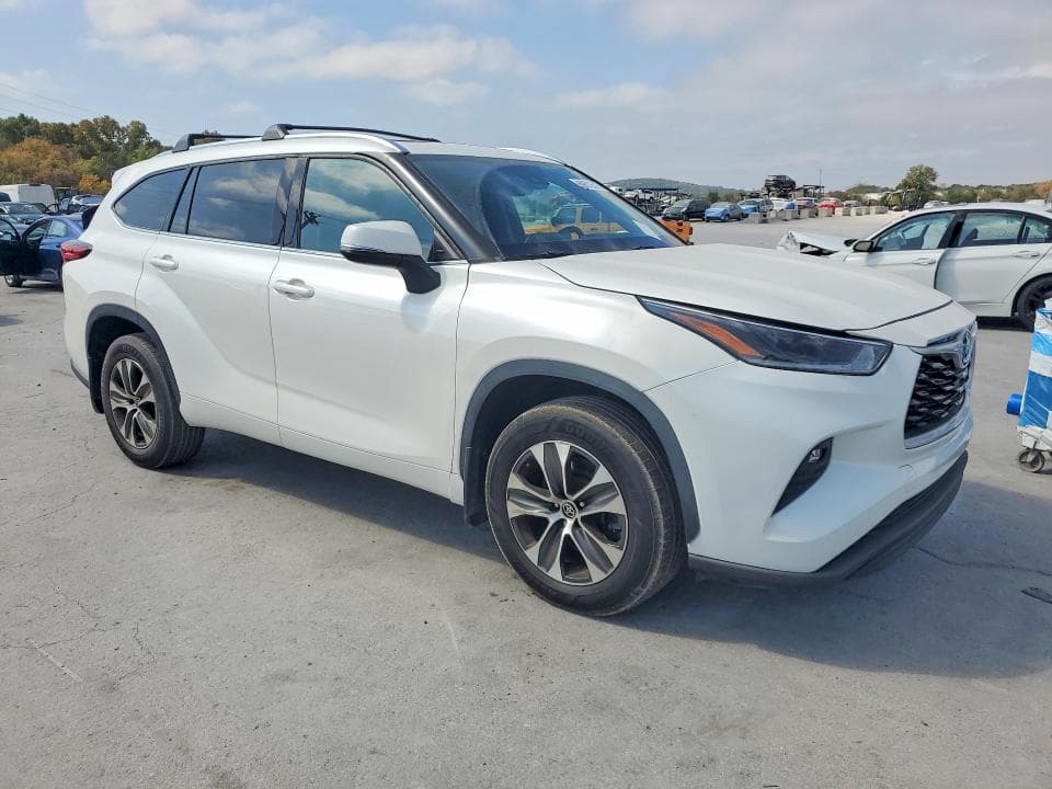 2021 TOYOTA HIGHLANDER XLE 4