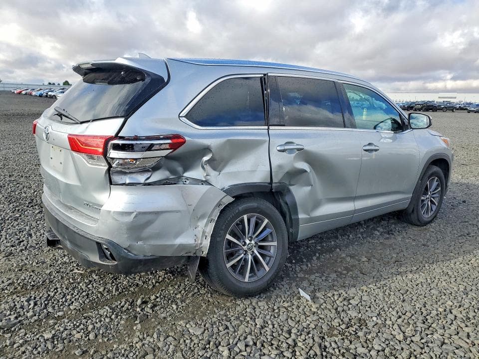 2017 TOYOTA HIGHLANDER XLE 3