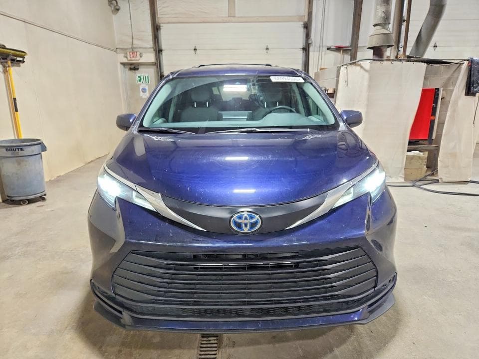 2024 TOYOTA SIENNA LE 5