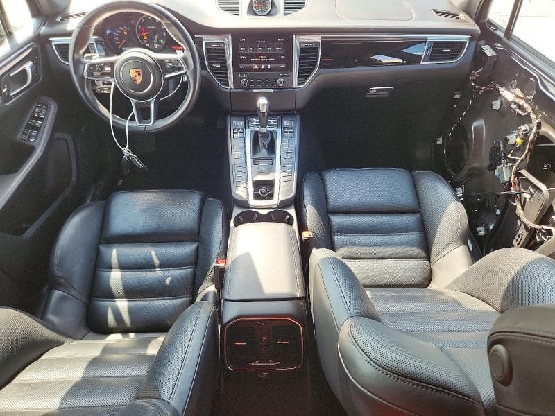 2017 PORSCHE MACAN TURBO 8