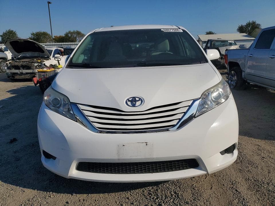 2017 TOYOTA SIENNA LE 5