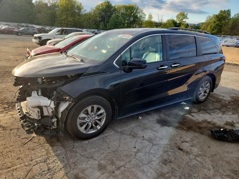 2022 TOYOTA SIENNA XLE