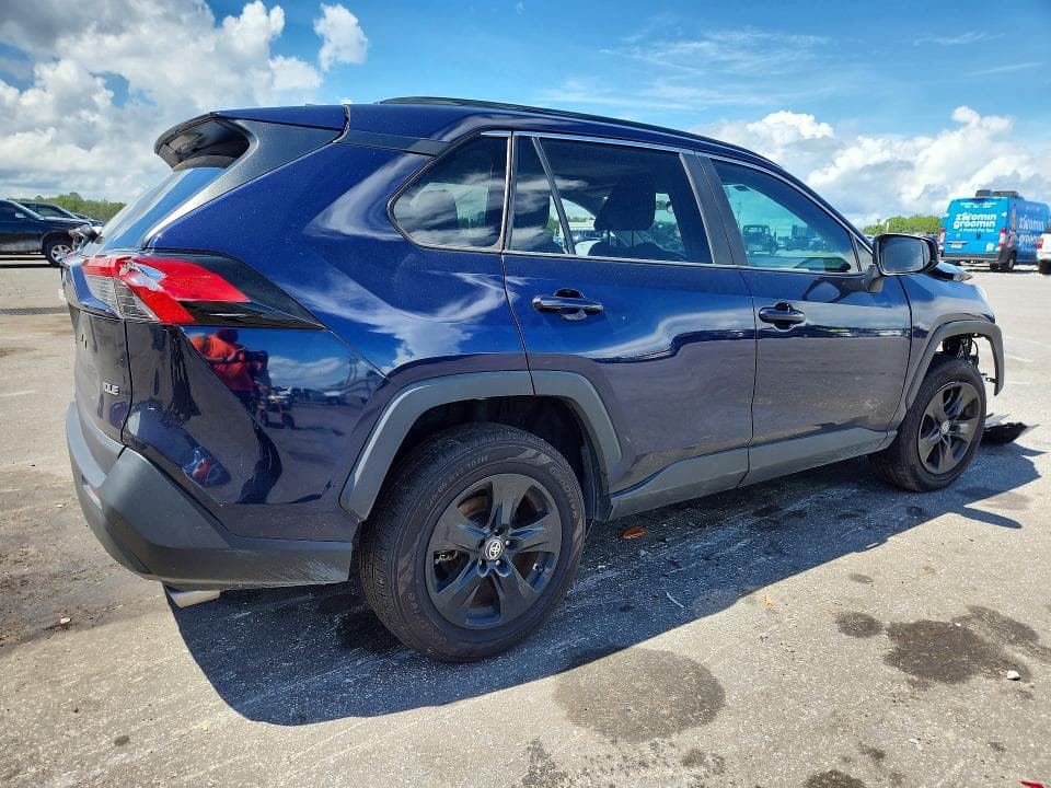 2021 TOYOTA RAV4 XLE 3