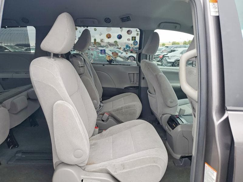 2017 TOYOTA SIENNA LE 11
