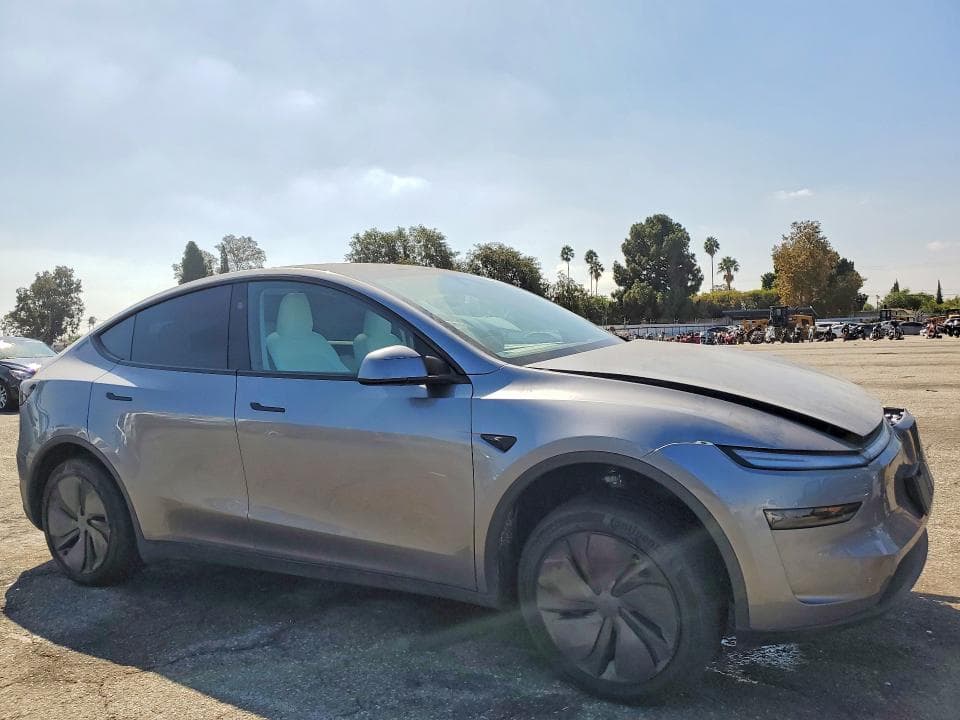 2026 TESLA MODEL Y 4
