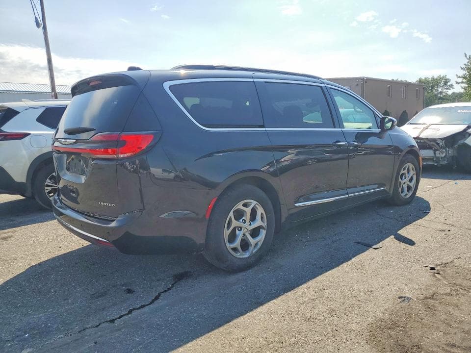 2023 CHRYSLER PACIFICA LIMITED 3