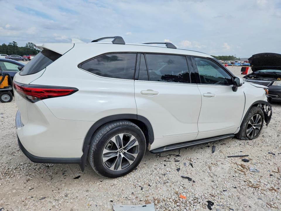 2021 TOYOTA HIGHLANDER XLE 3