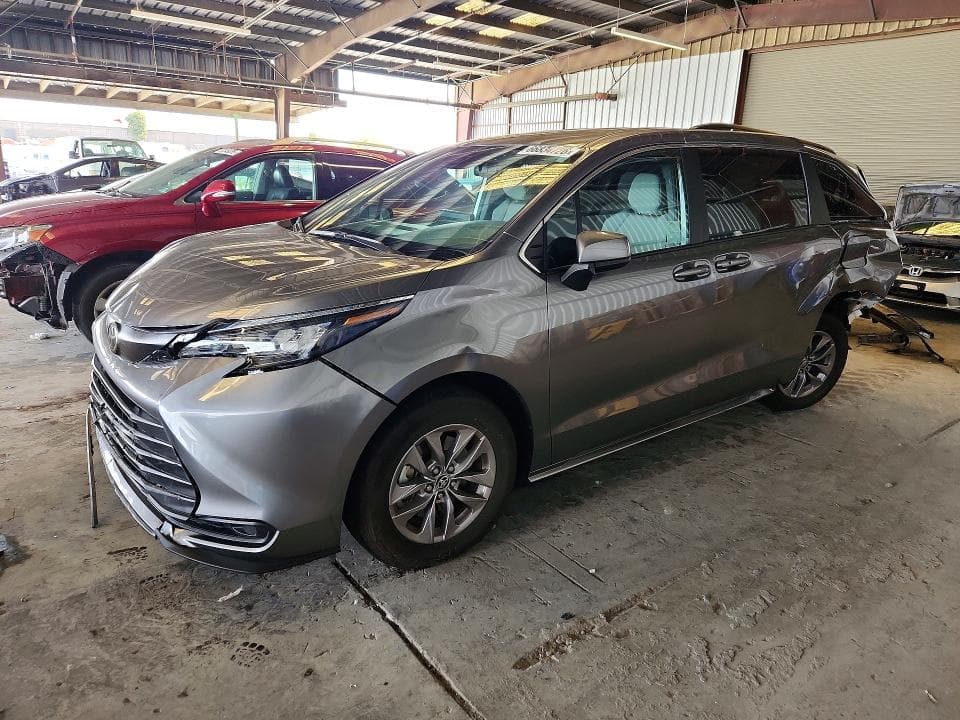 2026 TOYOTA SIENNA LE - 1