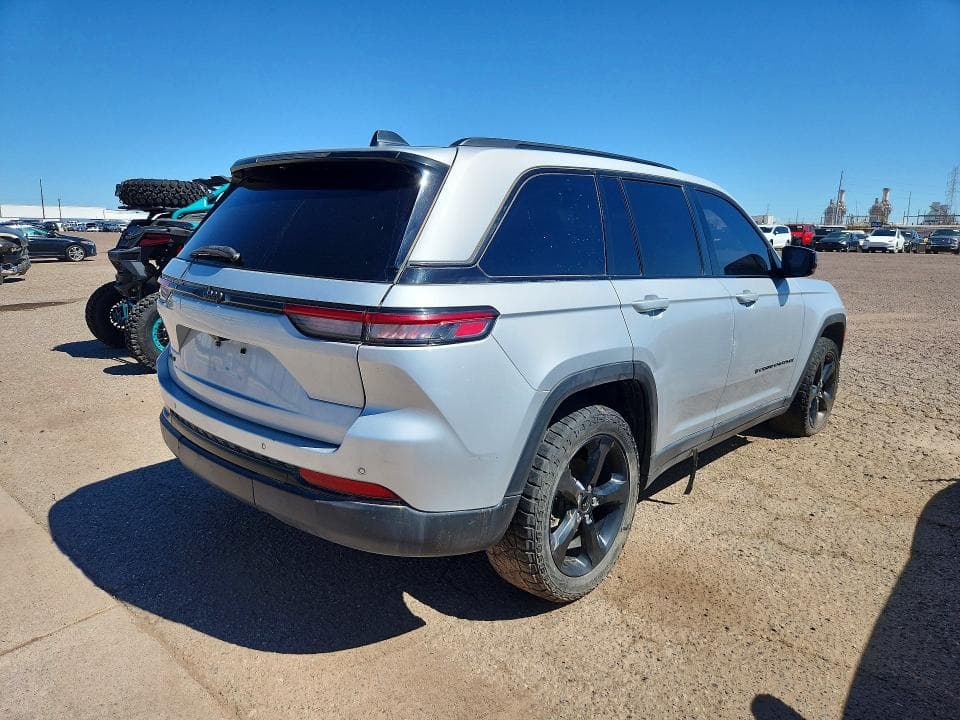 2023 JEEP GRAND CHEROKEE LAREDO 3