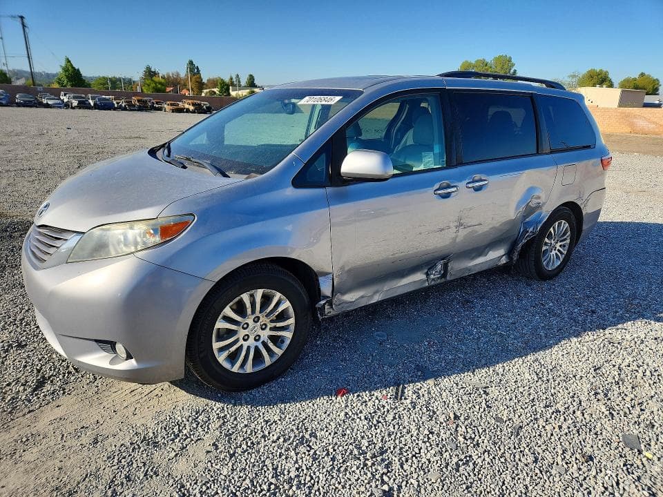 2017 TOYOTA SIENNA XLE 8-PASSENGER