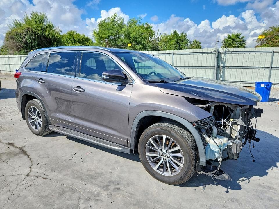 2017 TOYOTA HIGHLANDER XLE 4