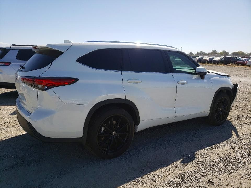 2021 TOYOTA HIGHLANDER XLE 3