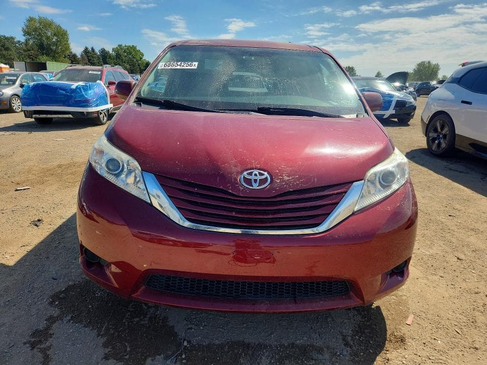 2017 TOYOTA SIENNA LE 5
