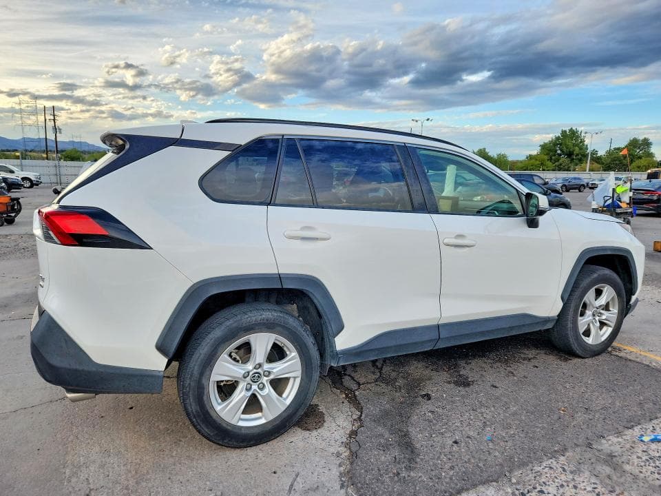 2019 TOYOTA RAV4 XLE 3