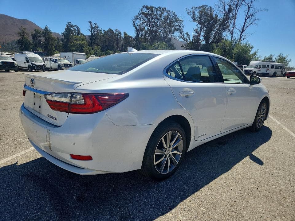 2017 LEXUS ES 300H 3