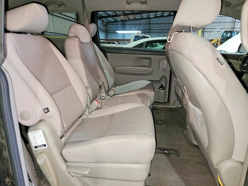 2017 KIA SEDONA LX 11