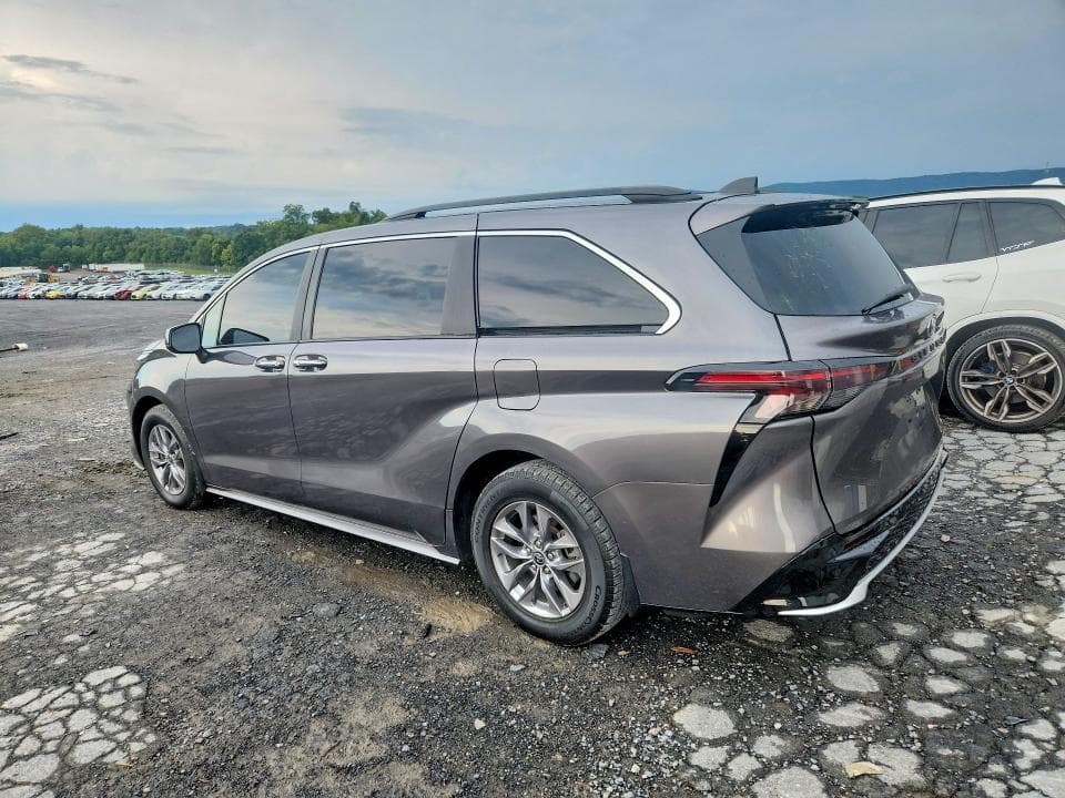 2024 TOYOTA SIENNA XLE 2