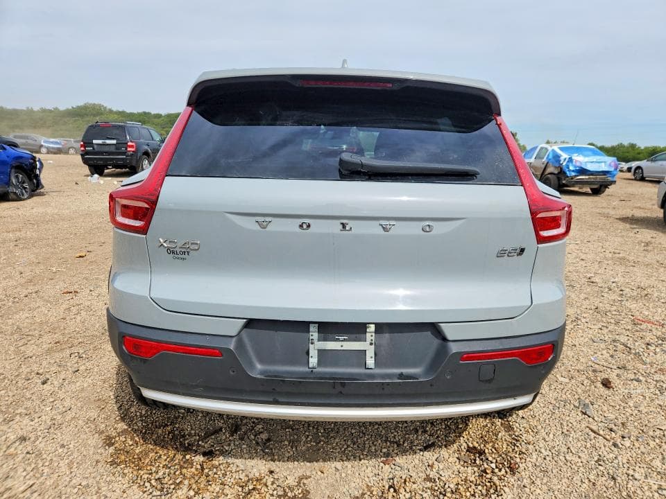 2025 VOLVO XC40 CORE 6