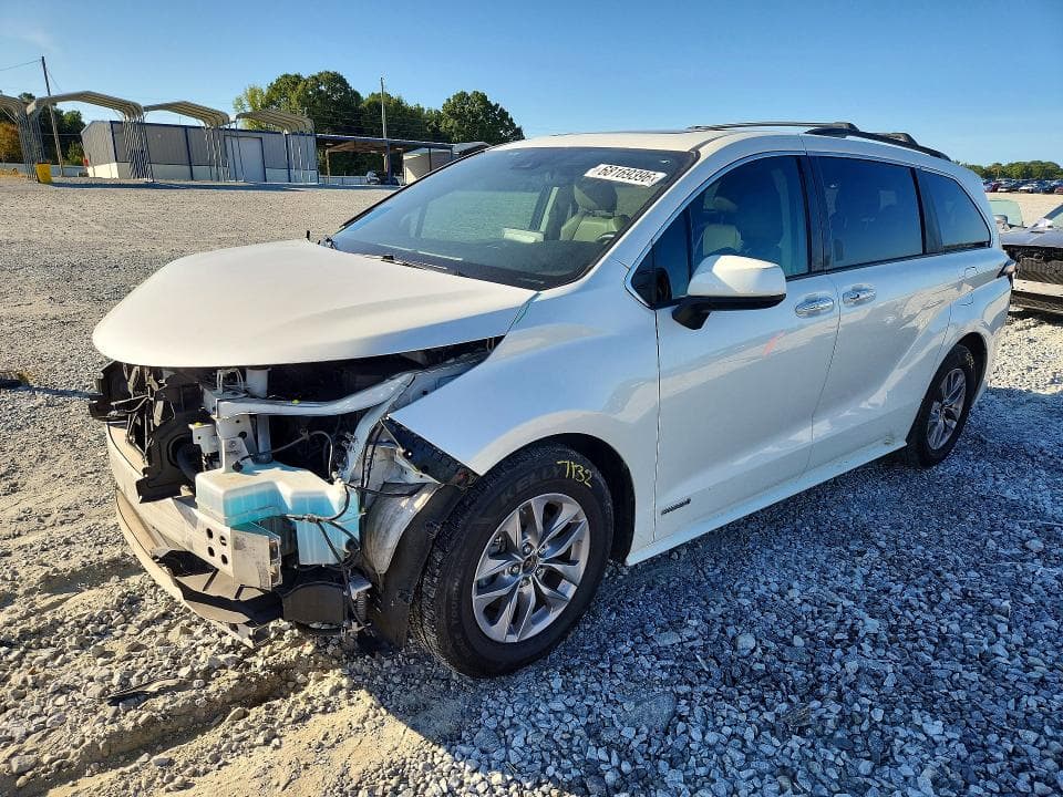 2021 TOYOTA SIENNA XLE