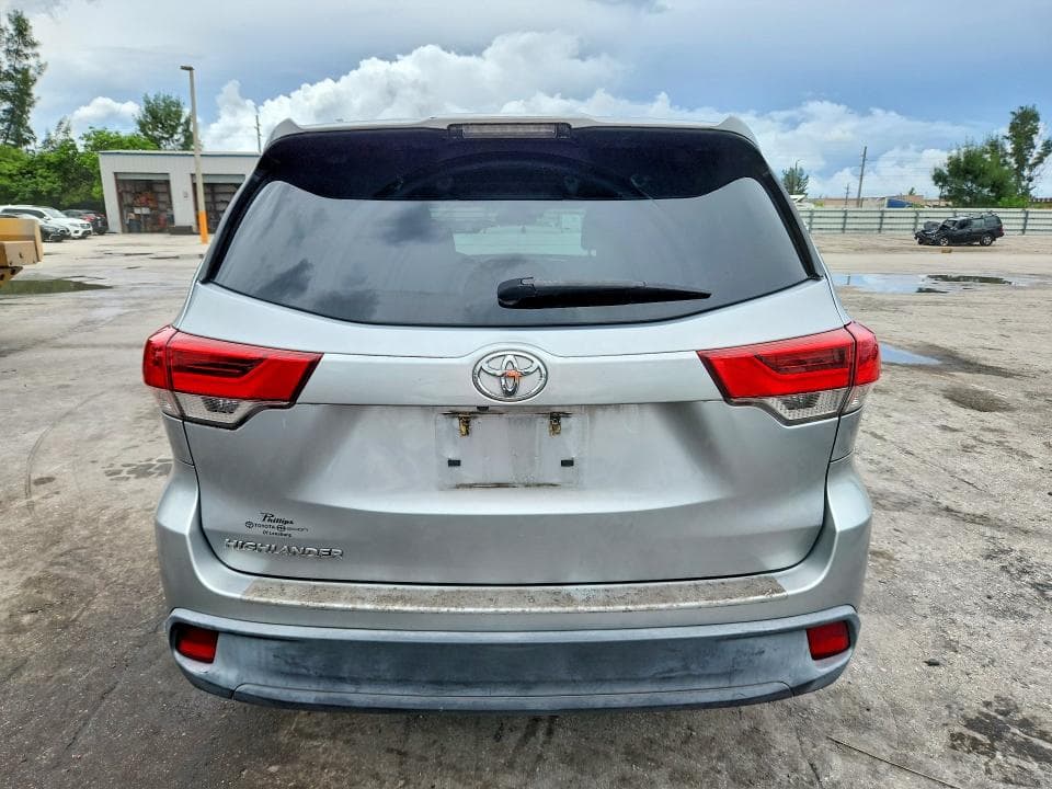 2017 TOYOTA HIGHLANDER LE 6