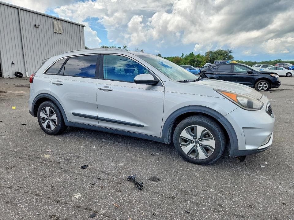 2017 KIA NIRO LX 4