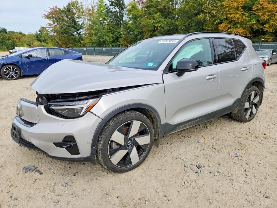 2023 VOLVO XC40