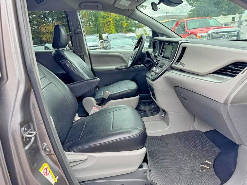 2018 TOYOTA SIENNA L 7