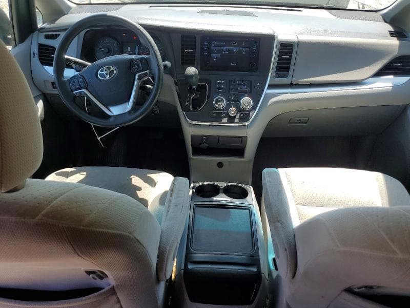 2017 TOYOTA SIENNA LE 8