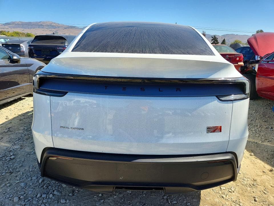 2026 TESLA MODEL Y 6