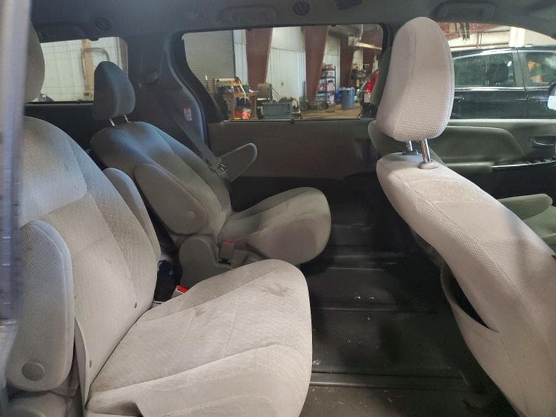 2019 TOYOTA SIENNA LE 10