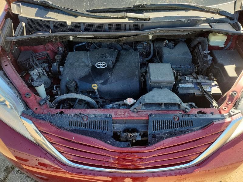 2017 TOYOTA SIENNA LE 11