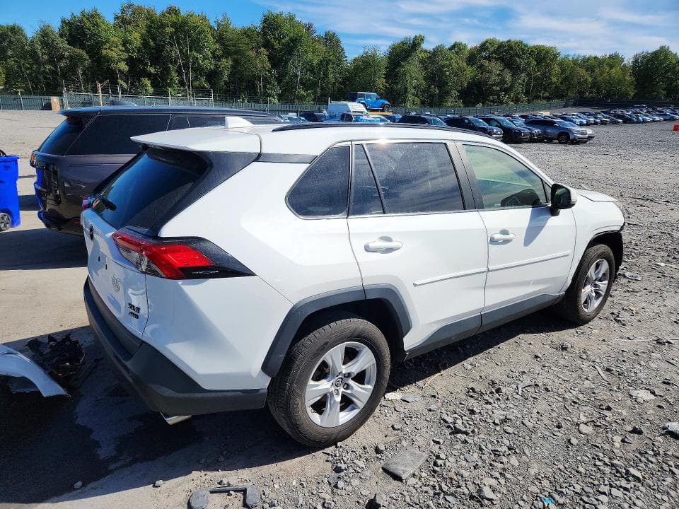 2019 TOYOTA RAV4 XLE 3