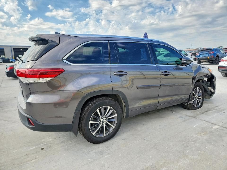 2018 TOYOTA HIGHLANDER XLE 3