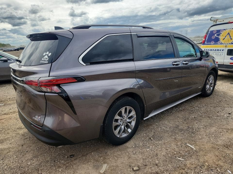 2021 TOYOTA SIENNA XLE 3