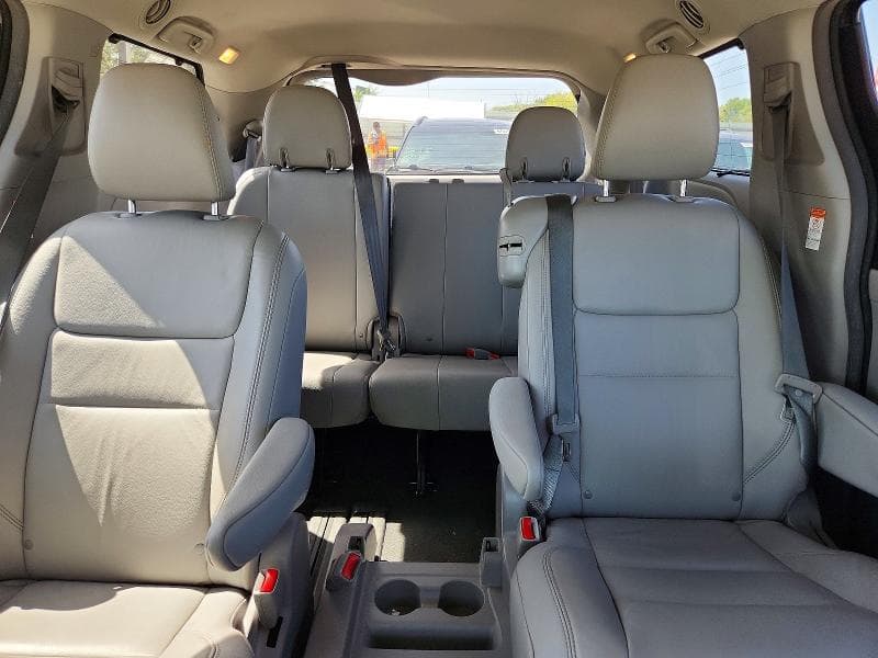2019 TOYOTA SIENNA XLE 8-PASSENGER 10