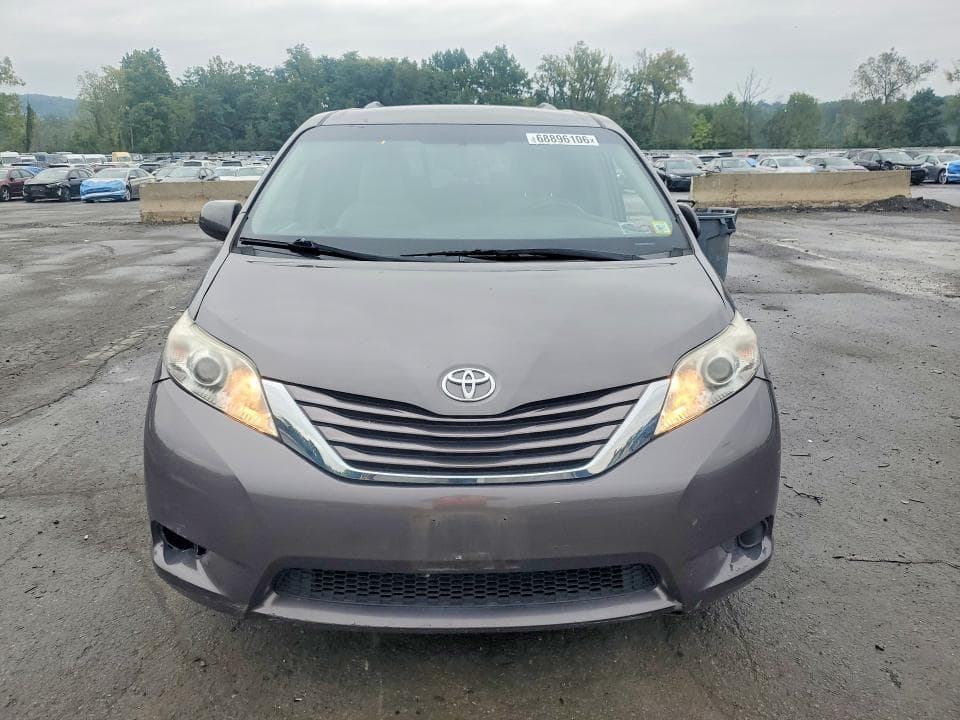 2017 TOYOTA SIENNA LE 5